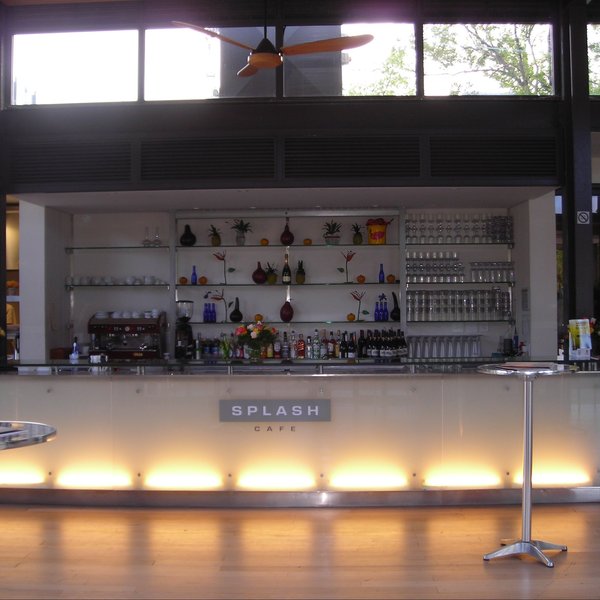There is also a small health cafe near the pool selling healthy lunches and smoothies.