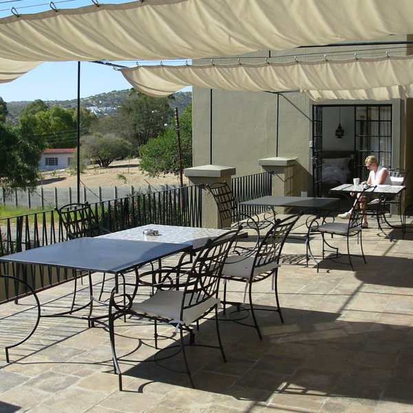 ...whilst breakfasts can be held on the balcony above.