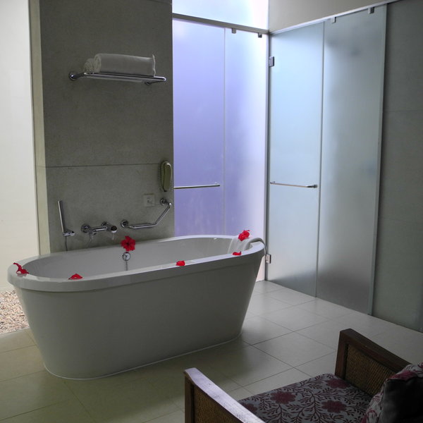 ...with a contemporary style featuring lots of glass and white...