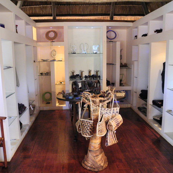 There is a well-stocked curio shop to buy some souvenirs.