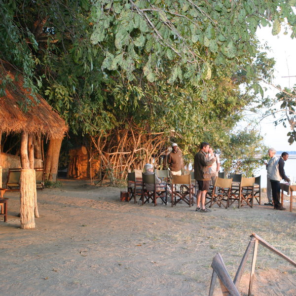 In the morning and evening it is sociable around the campfire ...