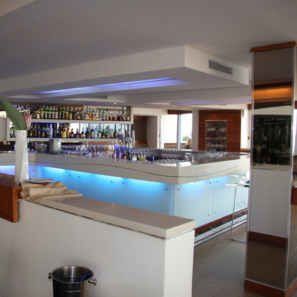 There is a well-stocked bar from where you can get some pre and post dinner drinks.