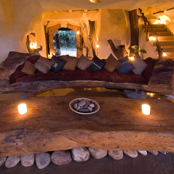 During the evening and night, the lighting is electric and very atmospheric.