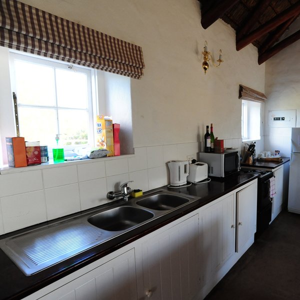 The fully equipped kitchen…