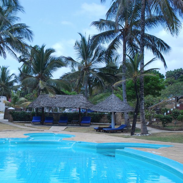 …and a swimming pool lined by sun loungers, palm trees and sunshades.