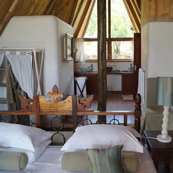 Having windows effectively on three aspects, with the bathroom "inside" the room…