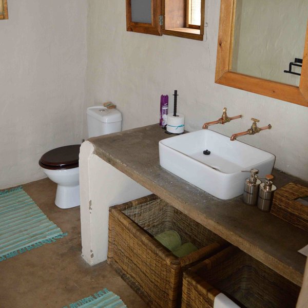 In the en-suite bathrooms the rustic theme continues.