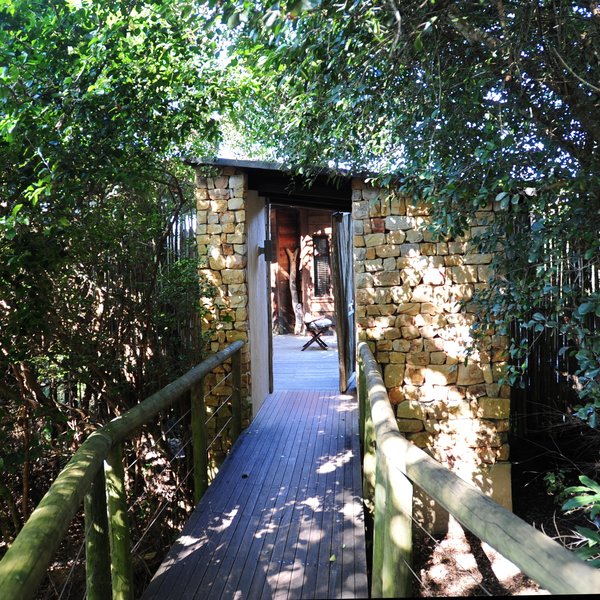 The 6 villas are also reached via a wooden walkway ...