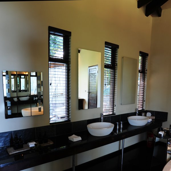 ... as well as a double basin, a separate toilet and a bath tub.