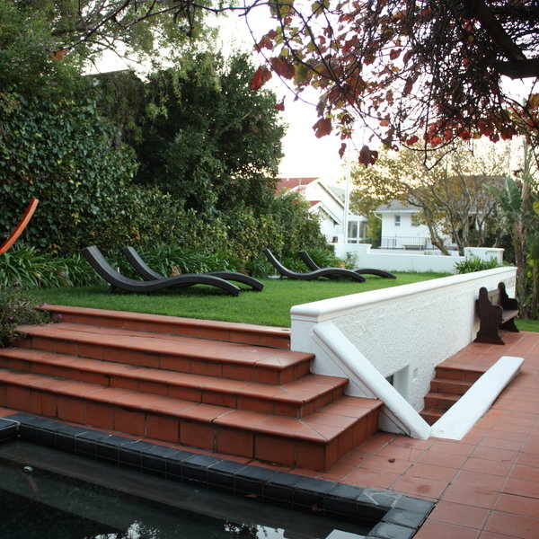 There are a few sun loungers on the lawn to soak up the Cape sunshine.