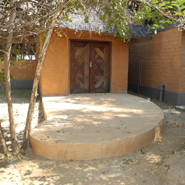 Robin's House is a private house, located on the bank of the Luangwa River.