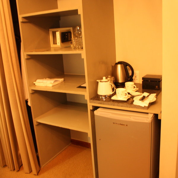 …tea and coffee making facilities, mini fridge, in-room safe…