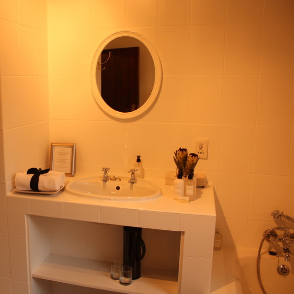 The large en suite bathroom…