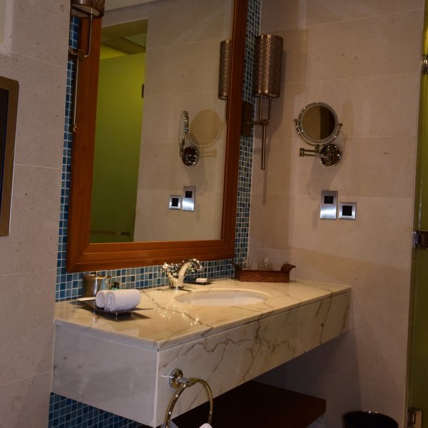 …and a marble effect wash basin.