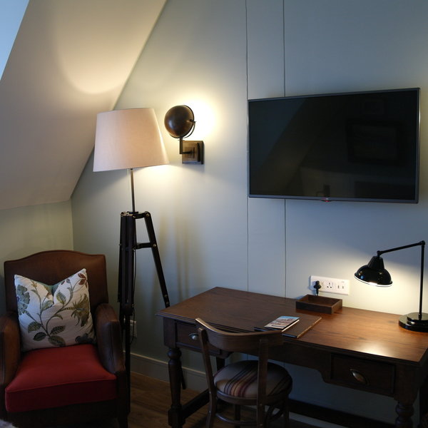 Each has a double bed or twin beds, a writing table, a TV, a wardrobe, a safe and free Wi-Fi.