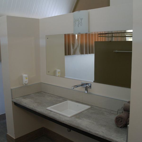 …and there is also an en-suite bathroom with toilet and wash basin…