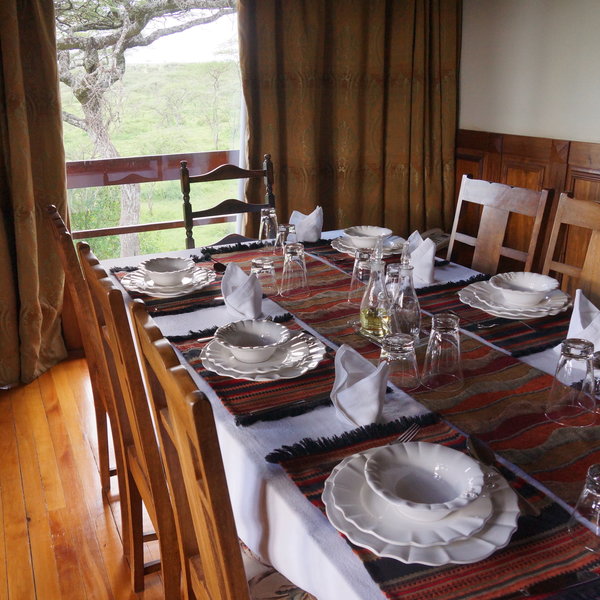 The large and bright restaurant offers a buffet with international and local dishes.