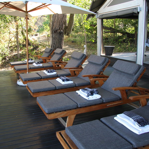 …surrounded by sunloungers.