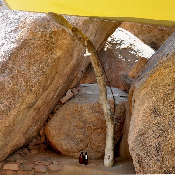 …with the shower hidden between the rocks.