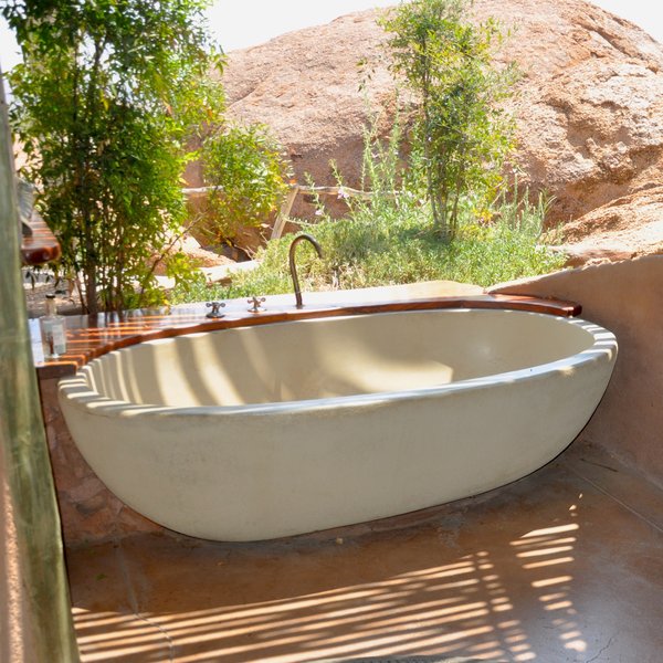 …and an en-suite bathroom including a bath-tub.