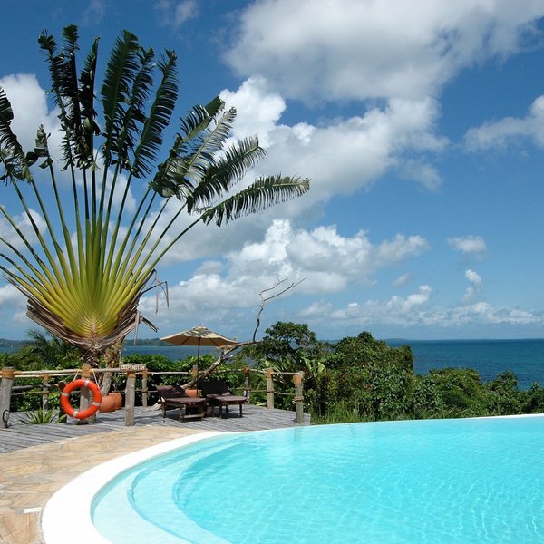 ... up to a split level infinity pool...