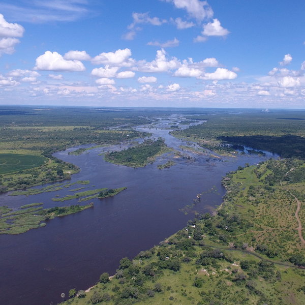 Mpala Jena offers a luxury experience, on the banks of the Zambezi River, within easy access to the Victoria Falls.