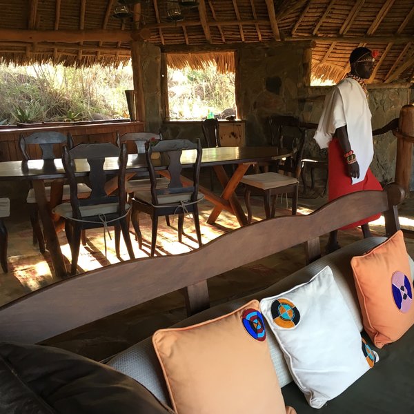 …has a cosy dining-lounge area…