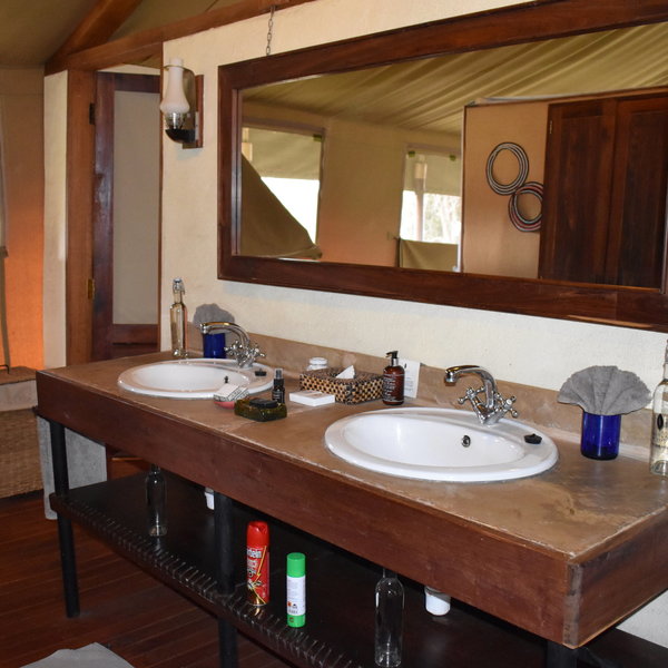 …. and en-suite bathroom, equipped with flushing toilet and plumbed-in shower.