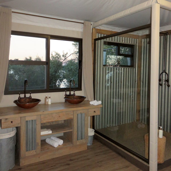 … with spacious en-suite bathrooms …