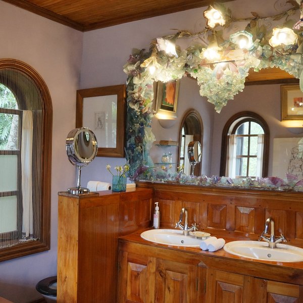 and en-suite bathroom.