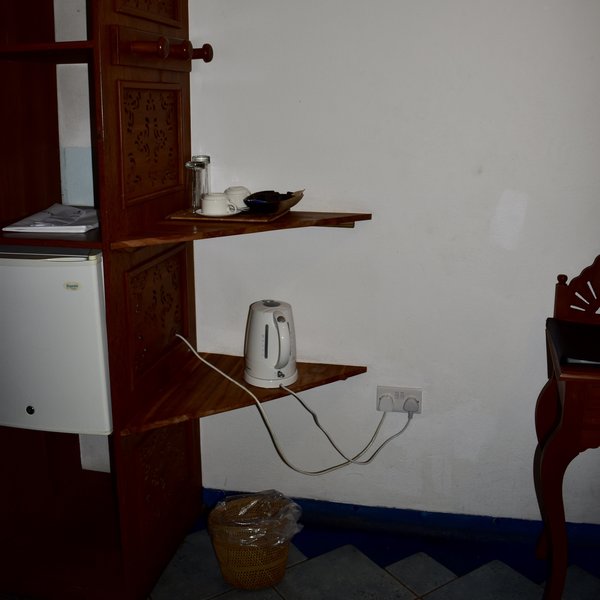... hot drinks facilities ...