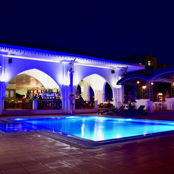 Outside is a pretty swimming pool, which is lit up in the evening ...