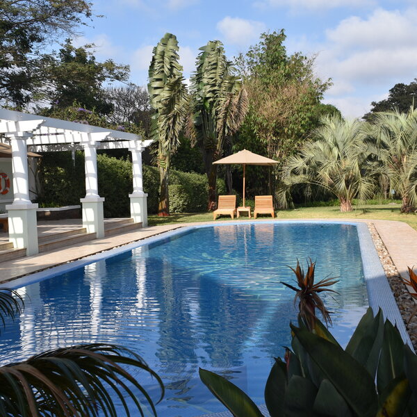 Outside there is a heated swimming pool ...