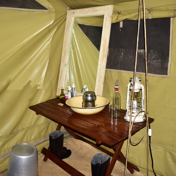 The en-suite bathrooms are equipped with a wash basin, safari shower and flushing toilet.