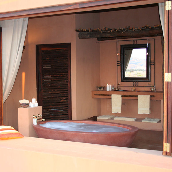 The baths overlook the lodge's breathtaking surroundings.